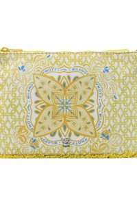 Borsa a pochette gialla e bianca con motivo floreale e accenti blu, con bordi frangiati. Realizzata in tessuto testurizzato con chiusura a zip.