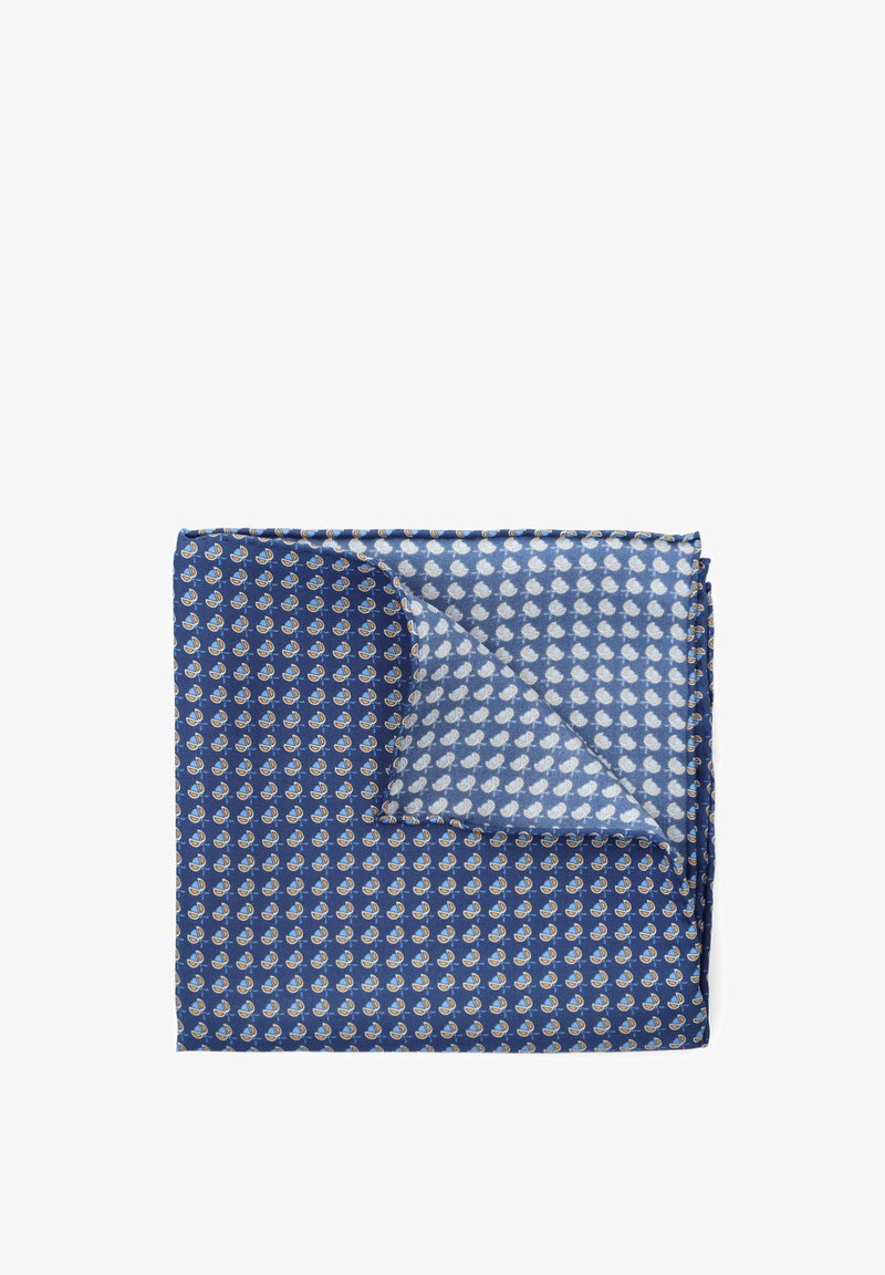 Granatowa poszetka w powtarzającym się wzorze małych białych i żółtych elementów. Gładka tekstura, złożony róg odsłaniający jaśniejszą wewnętrzną warstwę.