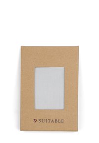 Bruine kartonnen fotolijst met een rechthoekige uitsnede voor een foto, met een gaasachtergrond en het "SUITABLE" logo onderaan.