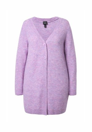 Cardigan lavanda con scollo a V, maniche lunghe e texture a coste. Presenta due bottoni lungo la parte anteriore e una vestibilità rilassata.