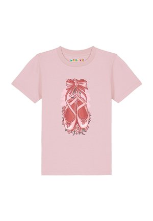 Hellrosa Kurzarmshirt mit einer Illustration von zusammengebundenen Ballettschuhen, umgeben von kleinen Blumen, in der Mitte vorne.