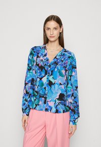 Blusa floreale blu con maniche lunghe e apertura frontale con bottoni; presenta vivaci motivi turchesi, rosa e neri; tessuto leggero.