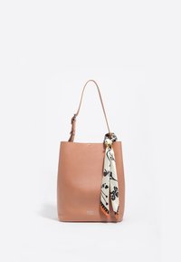 Bolso tote de cuero color marrón claro con una sola correa para el hombro, que presenta una bufanda de seda estampada atada al asa. Logo mostrado en la parte frontal.