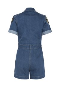 Dżinsowy kombinezon, ciemnoniebieski, z krótkim rękawem, podwiniętymi mankietami, dopasowaną talią i kontrastowymi łatami na ramionach. Klasyczny kołnierzyk, swobodny design.