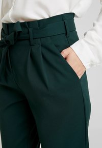 VILA Tygbyxor - dark green