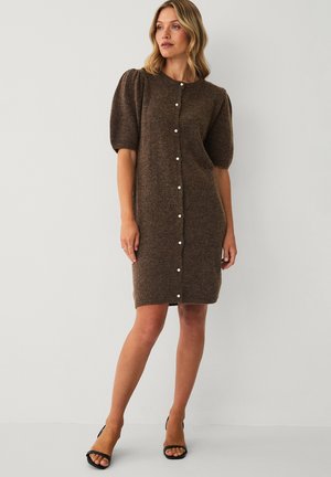 Ellos Collection STRICKKLEID MIT PERLENKNÖPFEN - Strikkjoler - brown