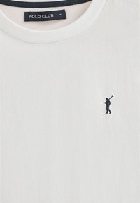 T-shirt bianco in cotone con colletto a girocollo rigato e un piccolo logo ricamato scuro di un golfista sul lato sinistro del petto.