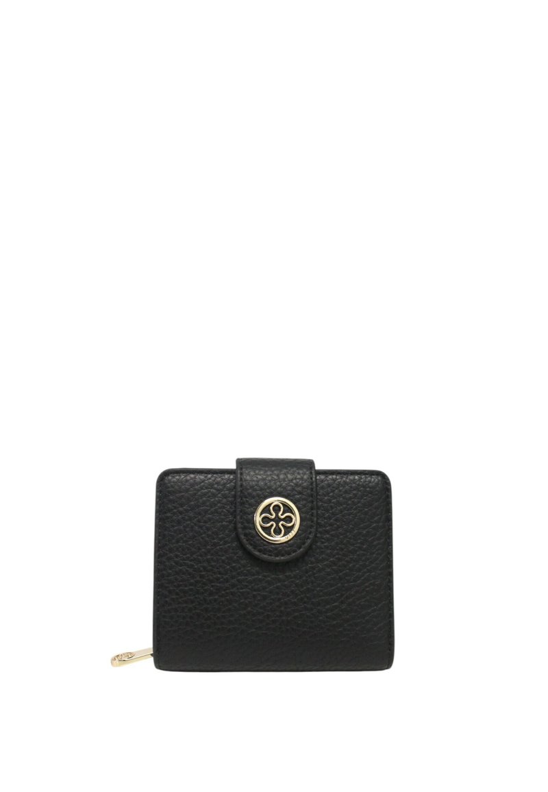 Portafoglio in pelle nera con finitura testurizzata, dotato di chiusura a patta e hardware dorato con dettaglio floreale sul bottone.