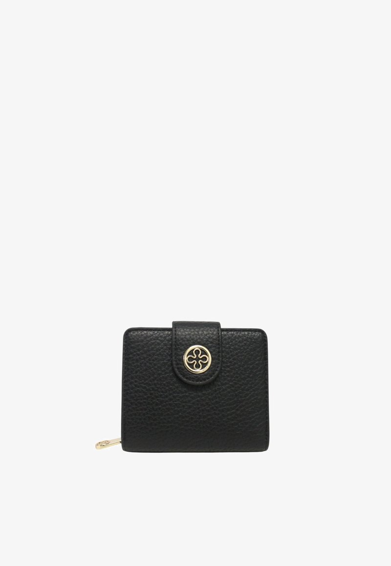 Portafoglio in pelle nera con finitura testurizzata, dotato di chiusura a patta e hardware dorato con dettaglio floreale sul bottone.