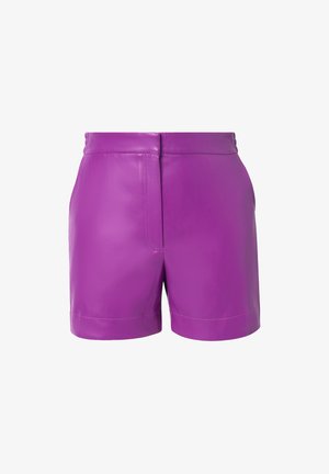 Pantaloni shorts in pelle viola con una texture liscia, caratterizzati da un design elegante, vita alta e leggeri particolari di cucitura.