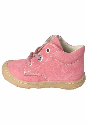 Scarpa per bambini in suede rosa con lacci, punta rotonda e suola in gomma beige. Presenta cuciture bianche e un dettaglio a occhiello sul lato.