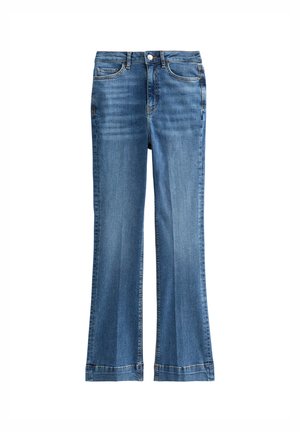 Jeans in denim blu a gamba svasata con vita media, design a cinque tasche e leggera sbiaditura sulla parte anteriore. Presentano cuciture cucite e passanti per cintura.
