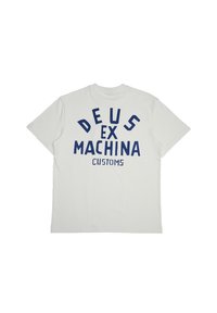 Camiseta blanca de algodón con texto impreso en azul en la parte posterior: "DEUS EX MACHINA CUSTOMS" con una fuente moderna y audaz y un diseño en contraste.