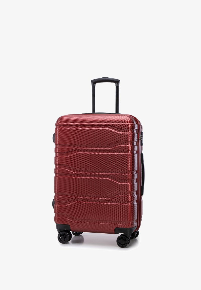 Valigia rigida rossa con superficie texturizzata, presenta tre linee orizzontali, quattro ruote e un manico estensibile.