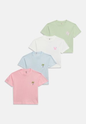 Quatre t-shirts à manches courtes et col rond en rose, bleu clair, blanc et vert clair, chacun avec un petit symbole brodé sur la poitrine.