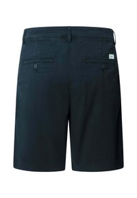 Shorts pour hommes bleu marine avec poches passepoilées boutonnées à l'arrière, passants pour ceinture et petite étiquette de marque blanche près de la poche droite.