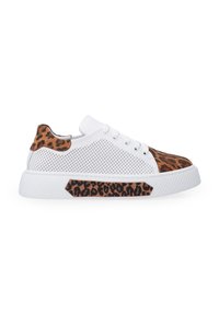 Białe sneakersy z siateczkową cholewką, brązowe akcenty w panterkę na palcach i pięcie oraz teksturowana gumowa podeszwa z detalem w wzór.