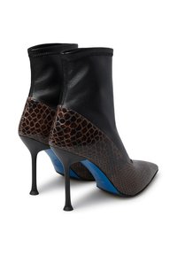 Stivali neri in pelle fino alla caviglia con dettagli in stampa serpente lucida, punta affilata e tacchi alti e sottili. Presentano una tomaia elegante con una finitura senza cuciture.