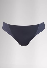 Mutande seamless grigio scuro, con una texture liscia e un design a vita bassa. Presentano un pannello a contrasto su ciascun lato e un branding minimale.