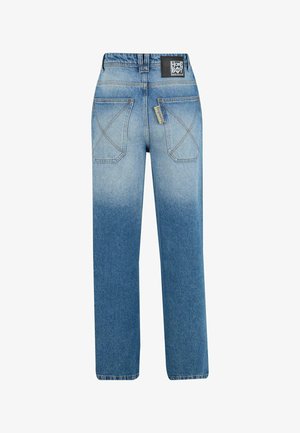 Svetlomodré stredne umývané džínsy s bledým gradientom, rovný strih, päť vreciek a kožený štítok s logom na páse.