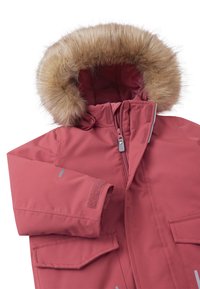 Giacca isolata rosa con cappuccio foderato in pelliccia, chiusura con zip e tasche con chiusura in velcro, realizzata in materiale liscio e resistente alle intemperie.