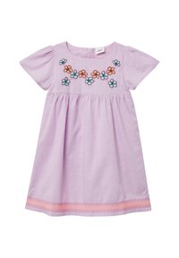 Lavendel Baumwollkleid mit kurzen Puffärmeln, verziert mit floraler Stickerei in Blau und Orange sowie einem Zickzackmuster am Saum in Pink und Orange.