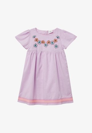 Lavendel katoenen jurk met korte pofmouwen, voorzien van bloemenborduursels in blauw en oranje, en een zigzagpatroon aan de onderkant in roze en oranje.