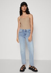 Vero Moda Petite VMFLASH - Sirgete säärtega teksad - light blue denim