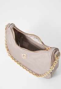 Borsa a tracolla in sintetico grigio con una catena dorata, chiusura con zip e una tasca interna con rivestimento stampato.