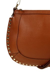 Sac bandoulière en cuir marron avec des accents de clous dorés, présentant une forme courbée et une texture granuleuse. Comprend une fermeture zippée supérieure.