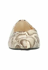 Platte schoen met een slangenleerpatroon in beige en bruin, met een afgeronde neus en een gestructureerd oppervlak. Zachte binnenvoering en platte zool.