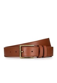 Bruine leren riem met een messing gesp, met een gladde textuur, dubbele lussen en gelijkmatig verdeelde gaatjes voor aanpassing.