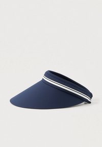 Temno modra sončna kapa z širokim ukrivljenim robom in belim dvojim pasom okoli traku, postavljena na enobarvni ozadju.