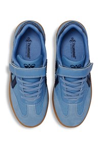 Jasnoniebieskie trampki zamszowe, z ciemnoniebieskimi akcentami, sznurowane, z paskiem na rzep i gumową podeszwą.