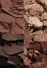 Braune und metallische Lidschattenpaletten mit matten und schimmernden Texturen in verschiedenen Farbtönen, mit sichtbaren Glitzerpartikeln und weichen Übergängen.