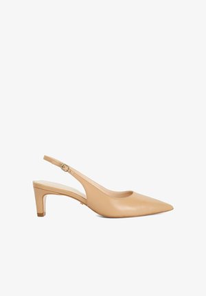 Beige leren slingback pump met een spits toelopende neus, een blokhak van gemiddelde hoogte en een verstelbare kleine gespband.