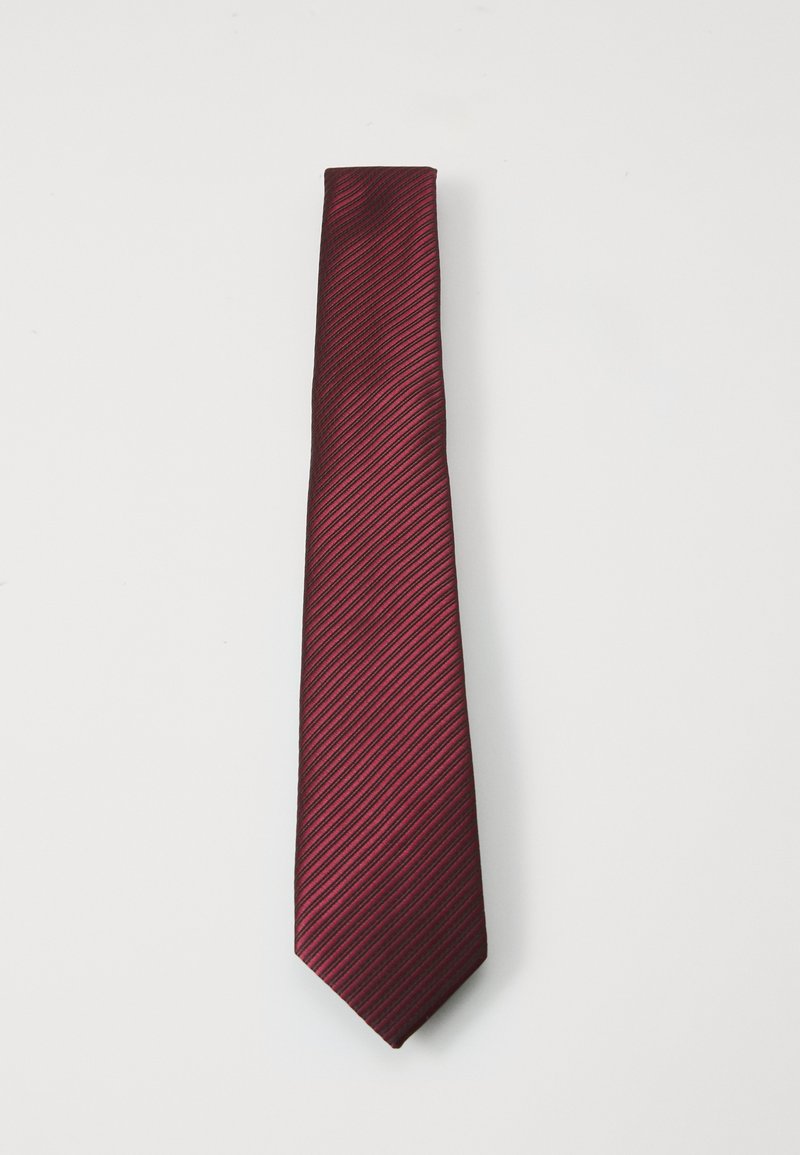 Cravate rouge à rayures diagonales, fabriquée en tissu lisse, dotée d'une pointe arrondie et d'une surface légèrement réfléchissante, mettant en valeur une richesse de profondeur de couleur.