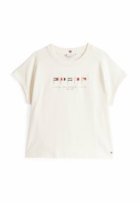 Krótki rękaw, kremowy t-shirt z okrągłym dekoltem, z haftowanym logo oraz morskimi flagami z przodu. Wykonany z miękkiej bawełny.