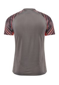 Korte mouwen sportshirt met een effen grijze achterkant en zwart-rood gestreepte mouwen, gezien van achteren.