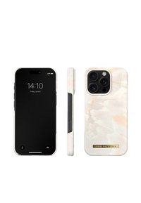 Telefondeksel med et glanset hvitt marmor mønster, avrundede kanter og metallisk merke aksent. Har presise utskjæringer for kamera og knapper.