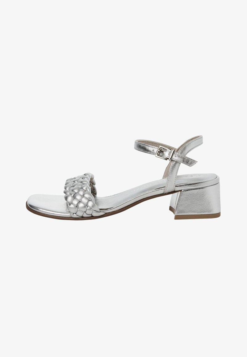 Sandale à talon métallique argenté avec un design de bride tissée, bout ouvert, bride de cheville avec boucle et un petit talon carré.