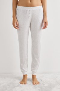 Lichtgrijze geribbelde pyjamabroek met een relaxte pasvorm, voorzien van een knoopsluiting bij de gulp en elastische boorden bij de enkels. Zachte textuur, subtiele patroon.