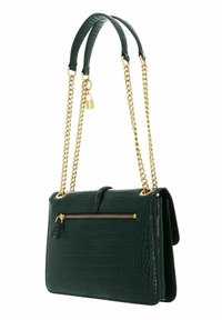 Groene gegraveerde leren handtas met een gouden kettingriem, een ritsachtige voorkantzak en een slotaccent. Vierkante vorm met een gestructureerd ontwerp.