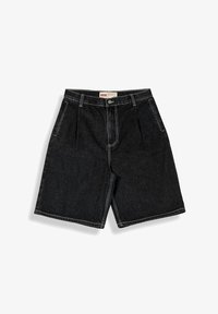Pantalones cortos de mezclilla negra con pliegues delanteros, bolsillos laterales, trabillas para cinturón y cierre de botón sobre fondo blanco.