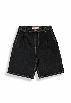Schwarze Jeansshorts mit vorderen Falten, Seitentaschen, Gürtelschlaufen und Knopfverschluss vor weißem Hintergrund.