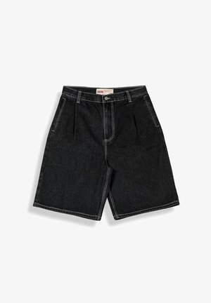 Zwarte denim short met voorplooien, zijzakken, lussen voor een riem en knoopsluiting, op een witte achtergrond.