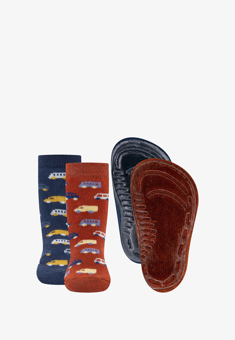 Zwei Paar Kindersocken, eine in Marineblau und eine in rostorange, jeweils mit bunten Auto-Mustern, dargestellt mit passenden strukturierten, rutschfesten Sohlen.