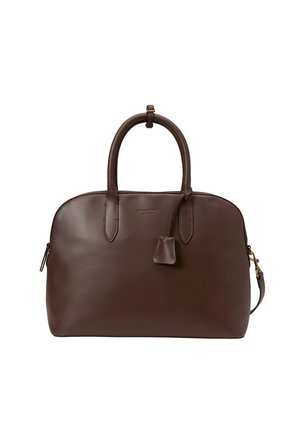 Sac à main en cuir marron avec un dessus arrondi, deux poignées, fermeture éclair et une petite étiquette en cuir attachée sur un fond blanc.