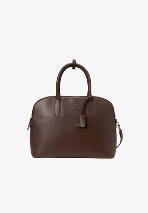 Brązowa skórzana torebka z zaokrąglonym wierzchem, dwoma uchwytami, zamkiem błyskawicznym i małą doczepioną skórzaną metką na białym tle.