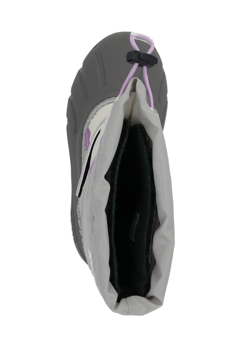 Grau wasserdichter Stiefel mit einem flexiblen Obermaterial, akzentuiert durch eine lila Schnur und eine strukturierten schwarzen Sohle. Das Innere verfügt über ein dunkles Futter.